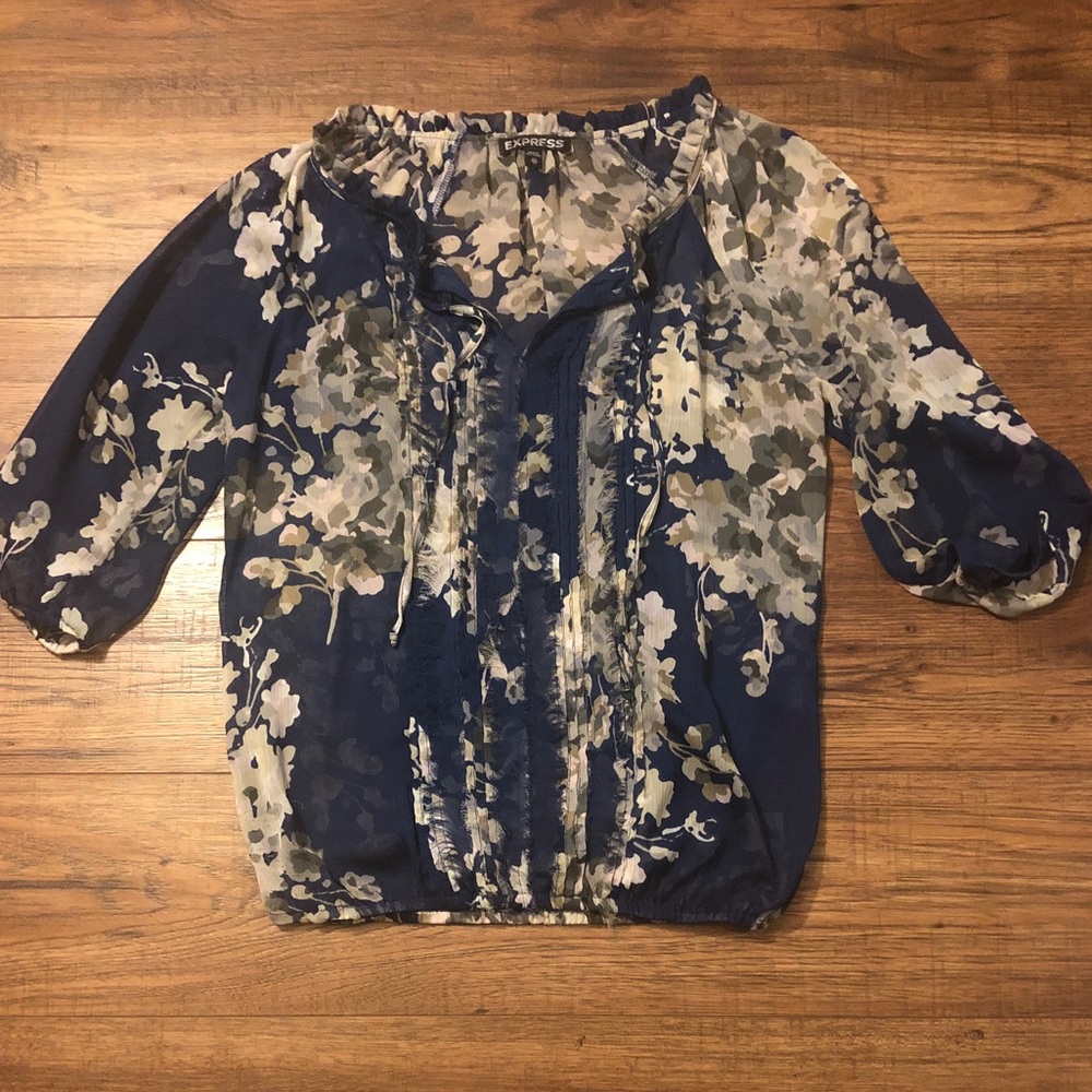 EUC Blue floral Express flowy top! Beautiful color
